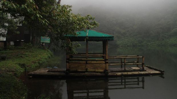 Penunggu Telaga Warna Puncak Bogor